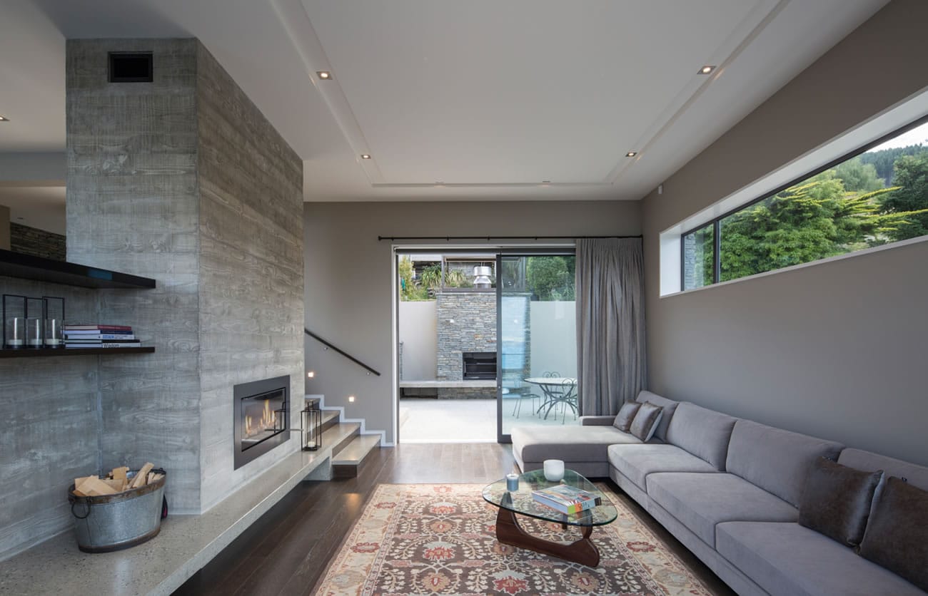Living room with concrete insulation and fireplace